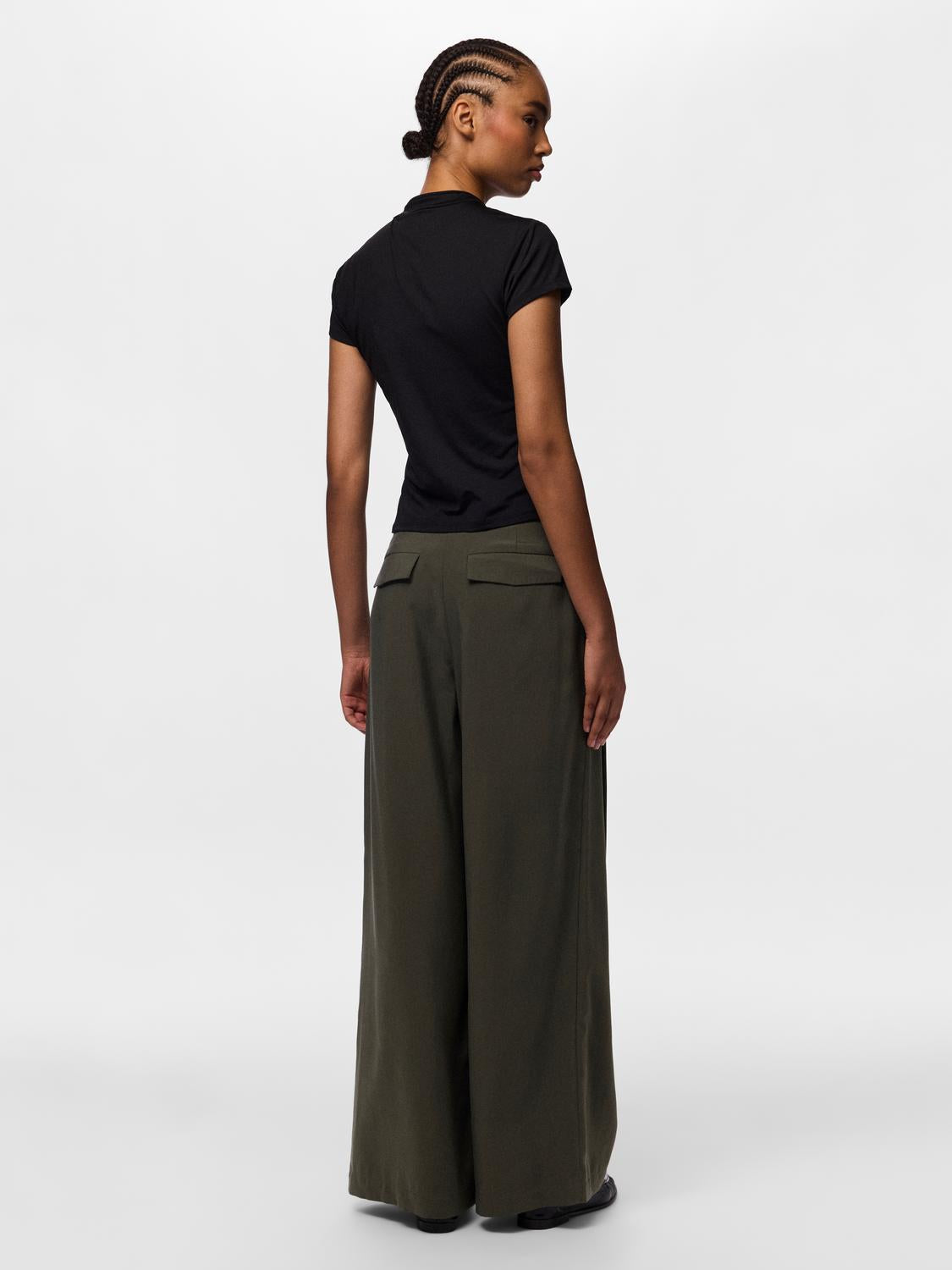 model_shot-back